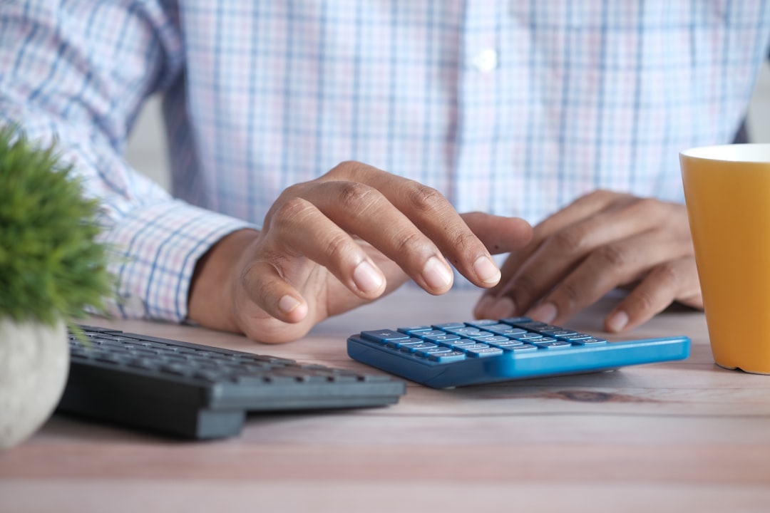 Schreibtisch mit Tastatur, Taschenrechner und Rechnungen – Nebenkostenabrechnung mit Excel-Vorlage erstellen