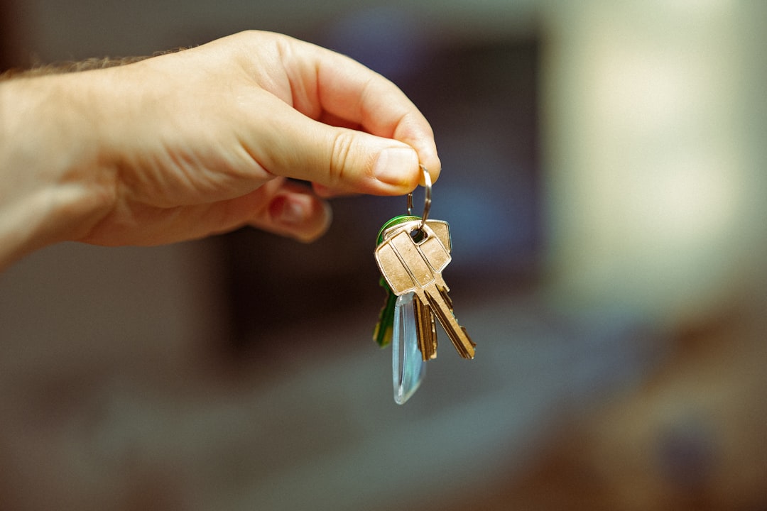 Person hält ein Bündel Schlüssel in der Hand – Symbol für die Schlüsselübergabe im Rahmen der Wohnungsübergabe