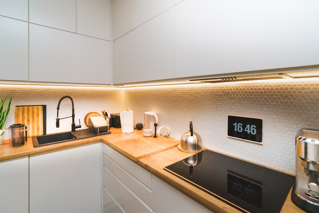 Saubere Küche mit weißen Schränken und Backofen – typische Einbauküche bei der Wohnungsübergabe